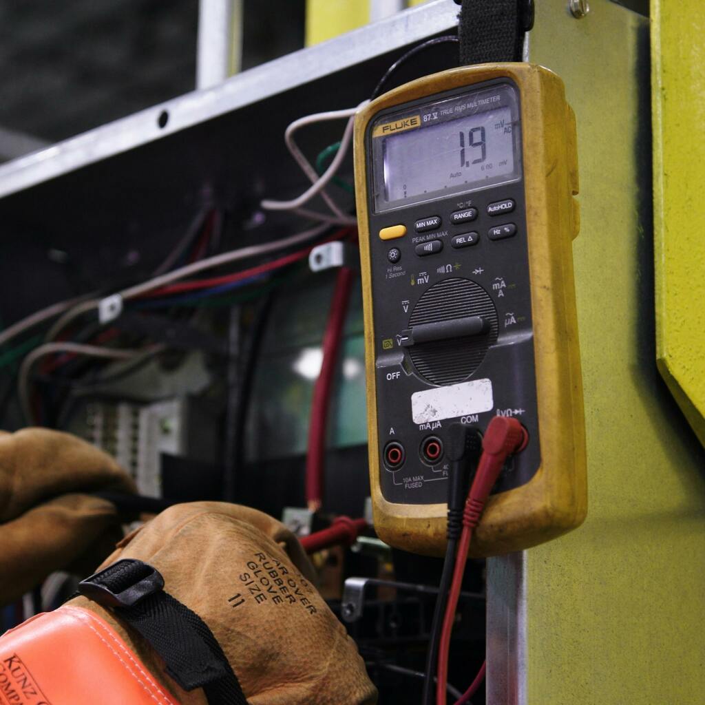 Técnico revisando un tablero eléctrico.