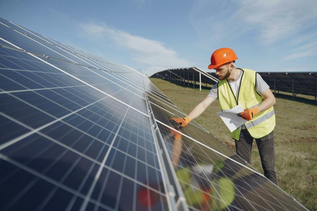 Técnico revisando paneles solares en yucatan