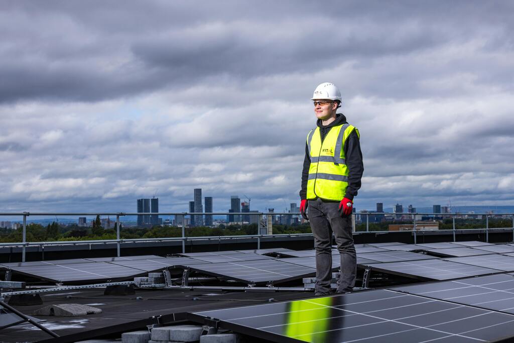 Técnico junto a paneles solares