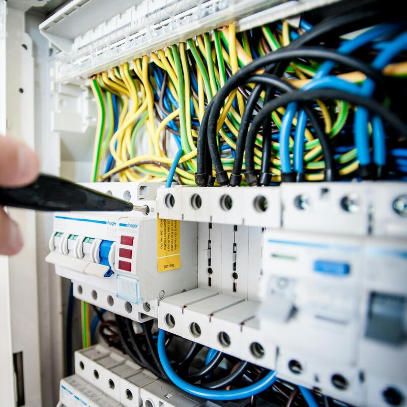 Técnico revisando un tablero eléctrico.