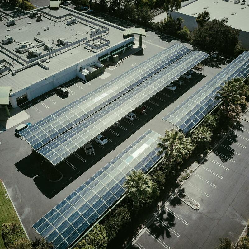 Estacionamiento aprovechando el uso de paneles solares fotovoltaicos
